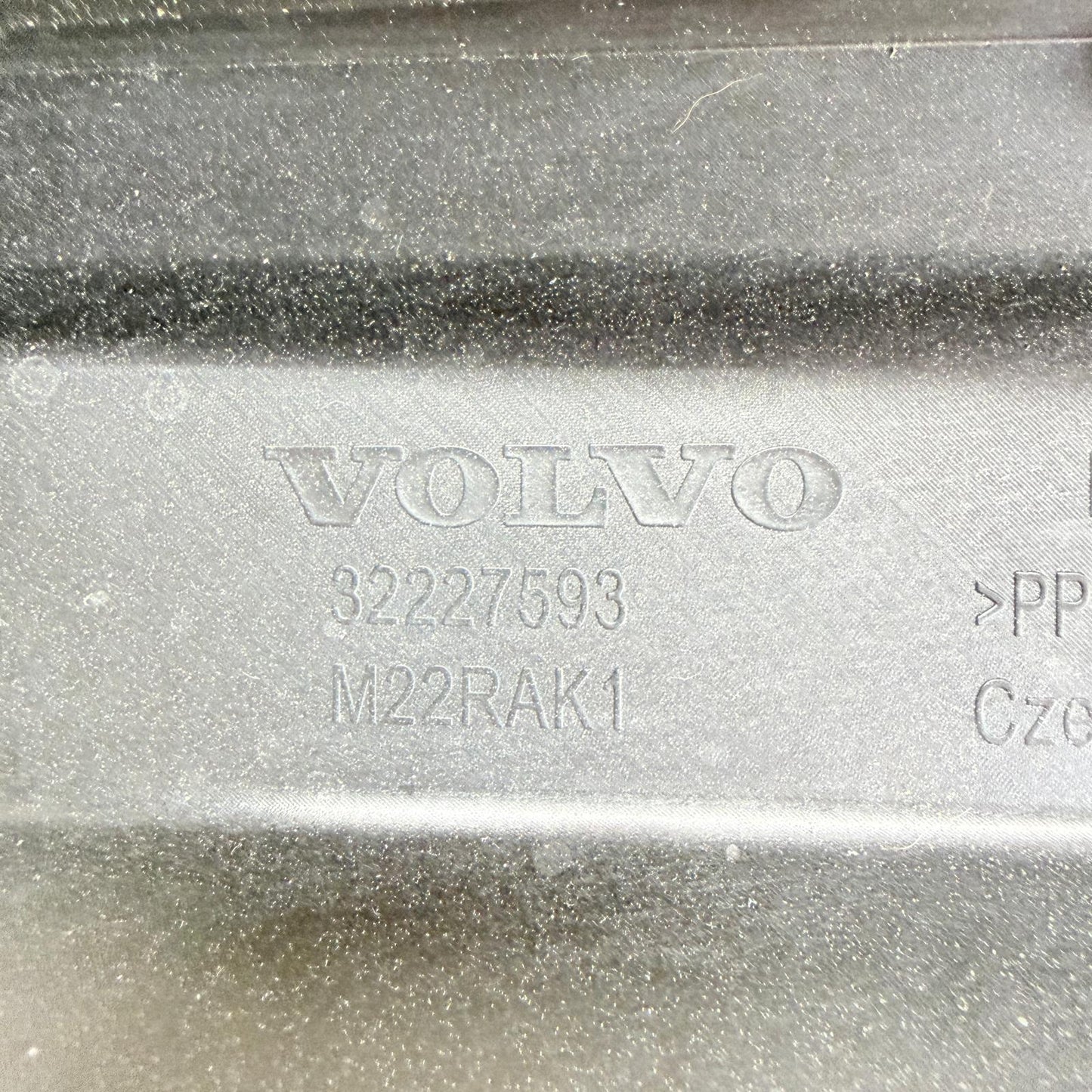Volvo XC40 Ön Panel Maskesi Hava Kılavuzu 32227593