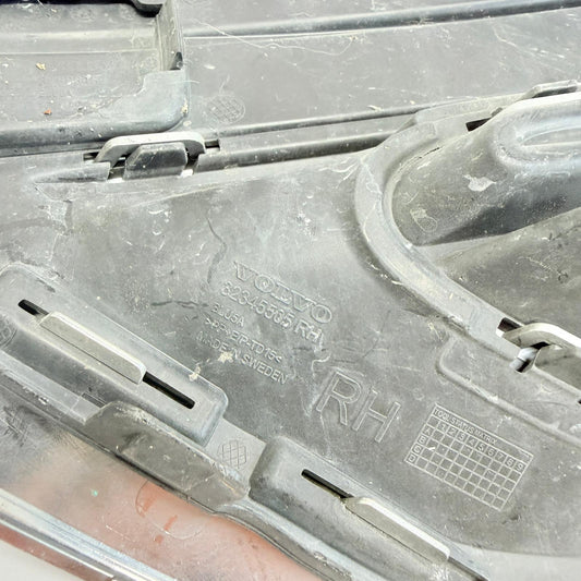 Volvo XC90 Sag Sis Cercevesi 32345505 2015-2024 En Uygun Oto Parca