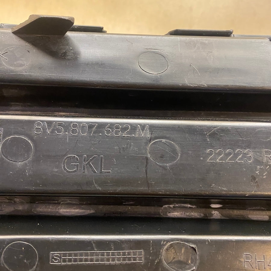 AUDI A3 Sis Far Kapağı Sağ 8V5807682M