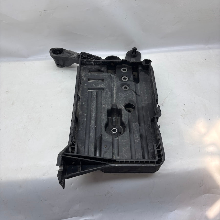 Audi A3 Akü Alt Sehpası Akü Ayağı 5Q09153315 - En Uygun Oto Parça