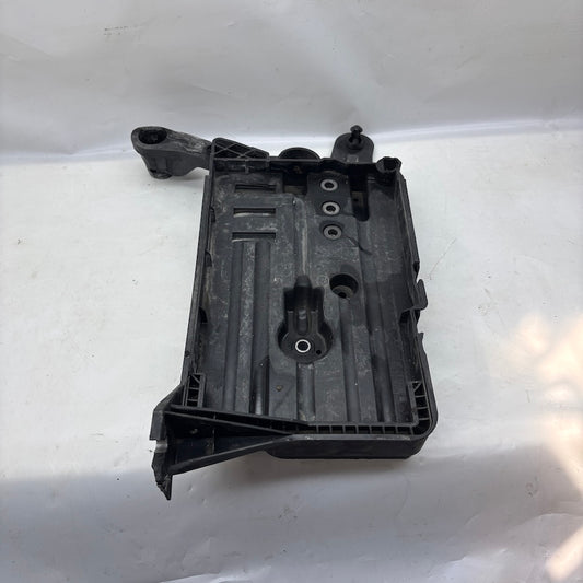 Audi A3 Akü Alt Sehpası Akü Ayağı 5Q09153315 - En Uygun Oto Parça