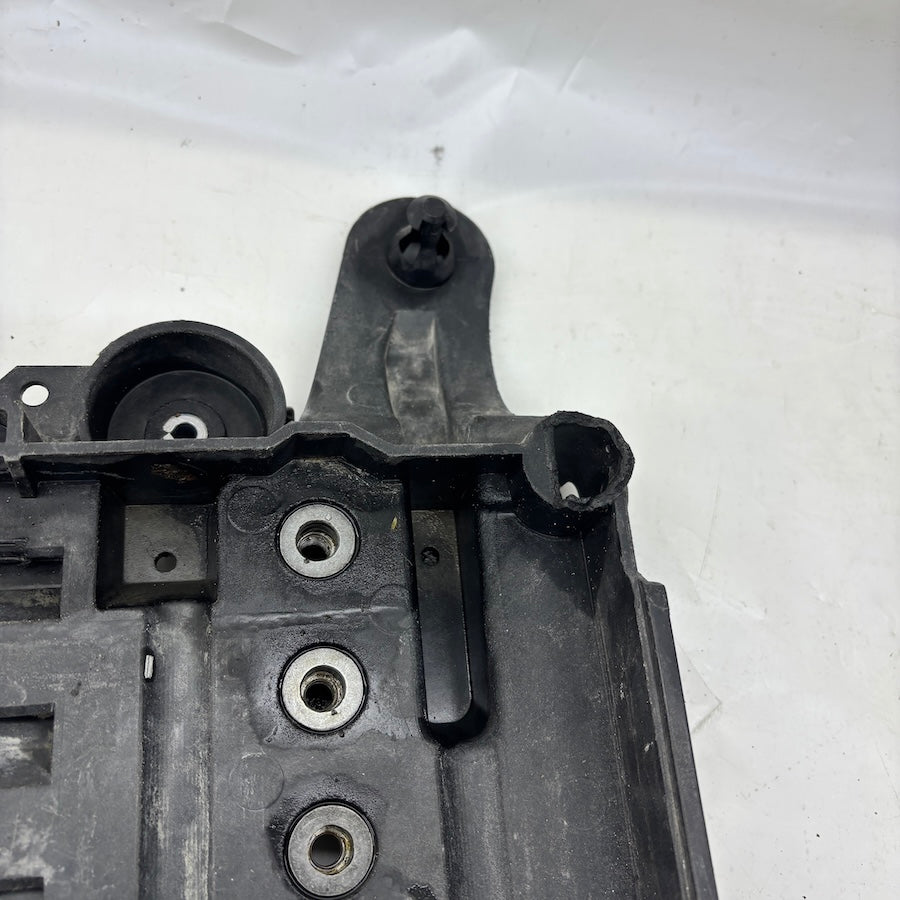 Audi A3 Akü Alt Sehpası Akü Ayağı 5Q09153315 - En Uygun Oto Parça