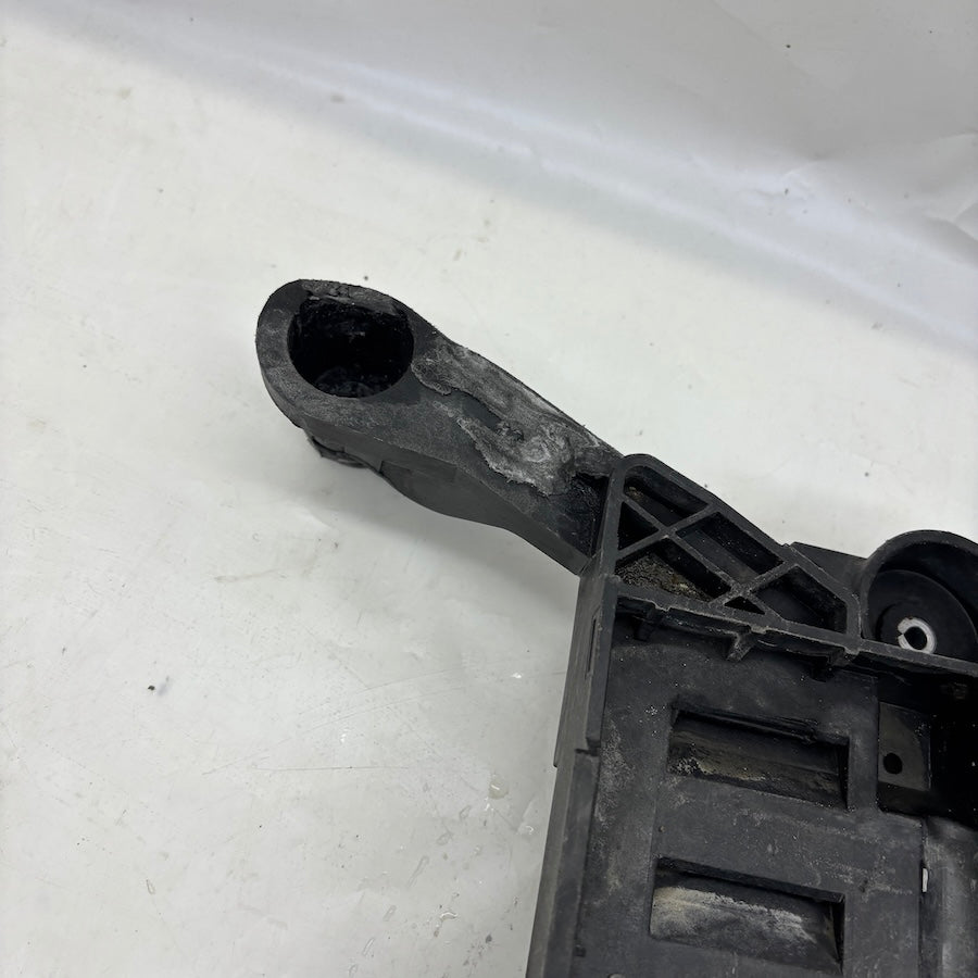 Audi A3 Akü Alt Sehpası Akü Ayağı 5Q09153315 - En Uygun Oto Parça