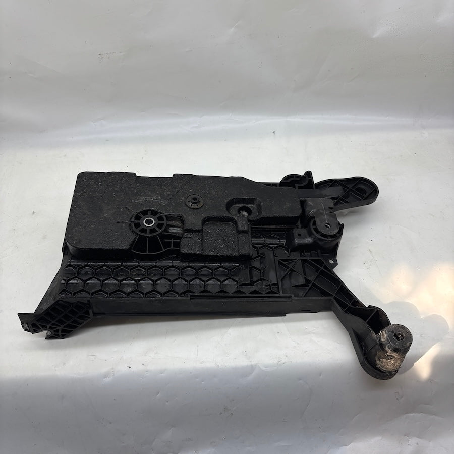 Audi A3 Akü Alt Sehpası Akü Ayağı 5Q09153315 - En Uygun Oto Parça