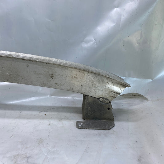 8P4807309B kodlu Audi A3 arka tampon destek demiri – çıkma OEM gövde elemanı.