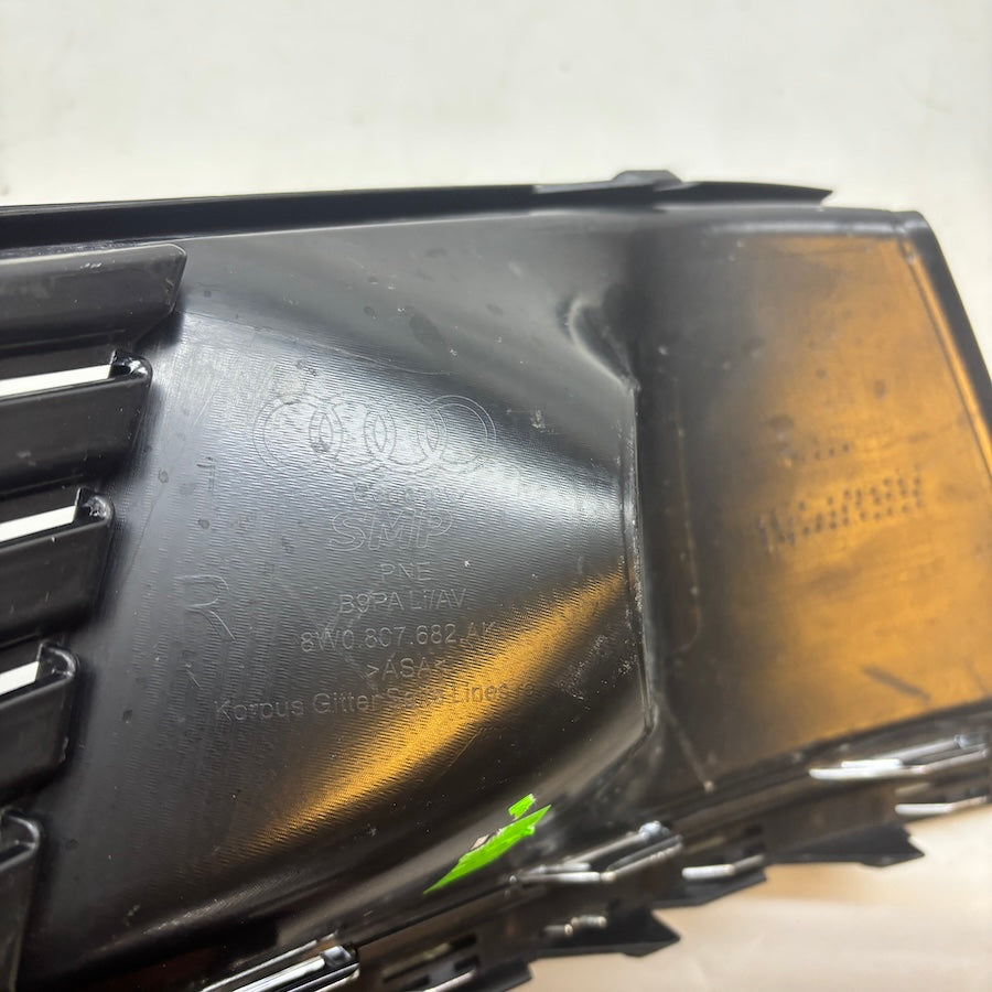 Audi A4 Sağ Ön Sis Kapağı 8W0807682AK