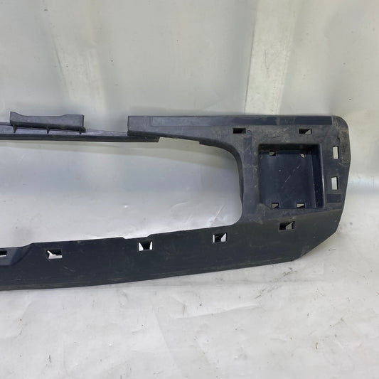 4M8807941C kodlu Audi Q8 difüzör montaj braketi – çıkma OEM gövde parçası