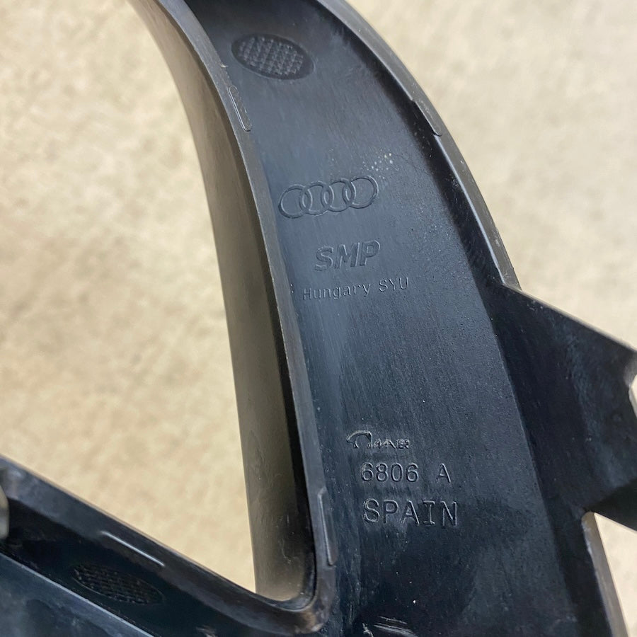 Audi Q8 Sol Sis Far Çerçevesi 4M8807513