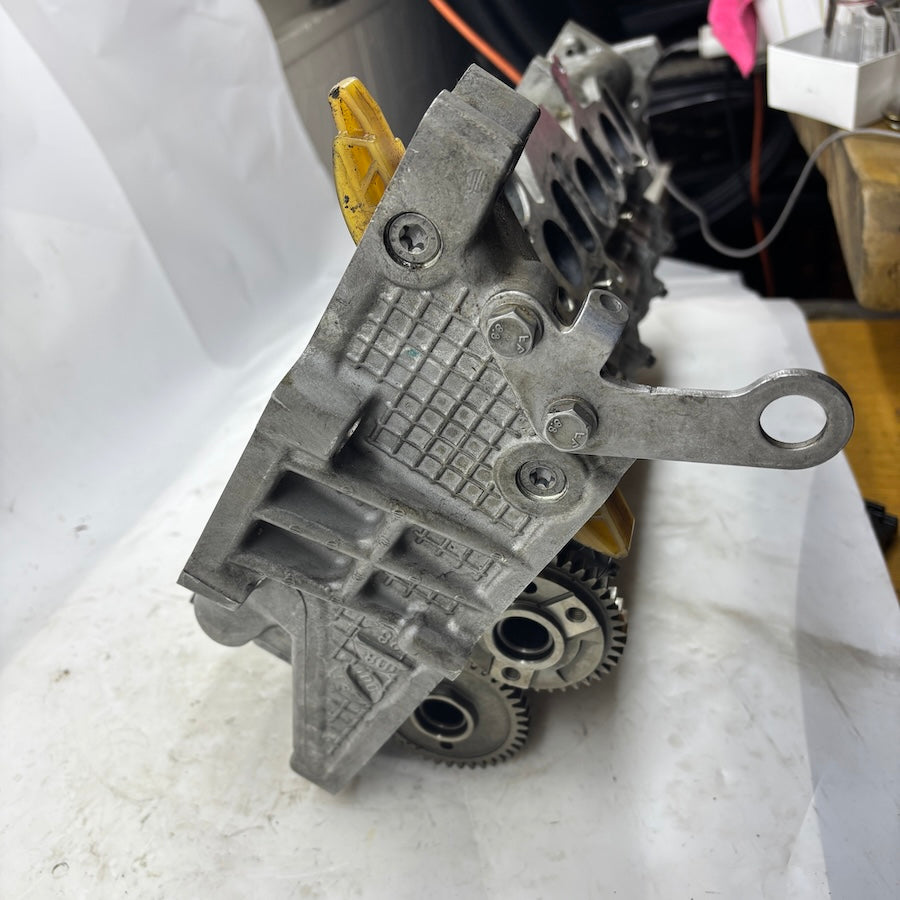 BMW 3 E93 Egzantrikli Silindir Kapağı 778109802