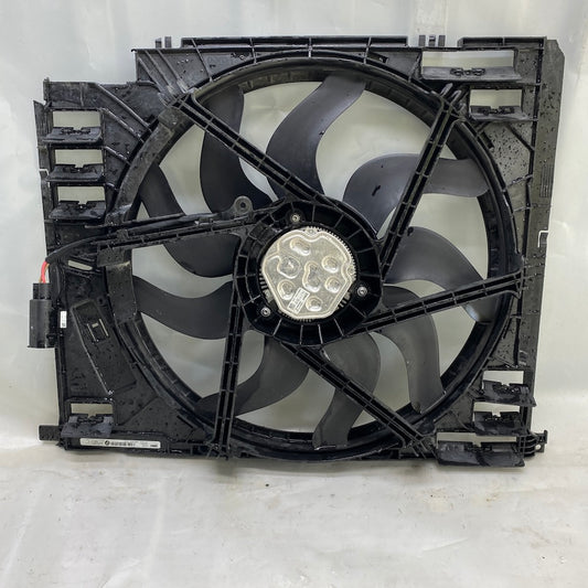 1742866615 kodlu BMW G20 serisi çıkma radyatör fanı – motor soğutma sistemi bileşeni.