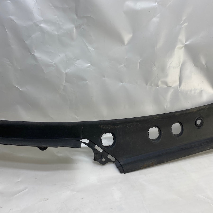 BMW 5 Serisi F07 GT Ön Cam Altı Su Tahliye Paneli 51717199752 Orijinal (2010–2017)