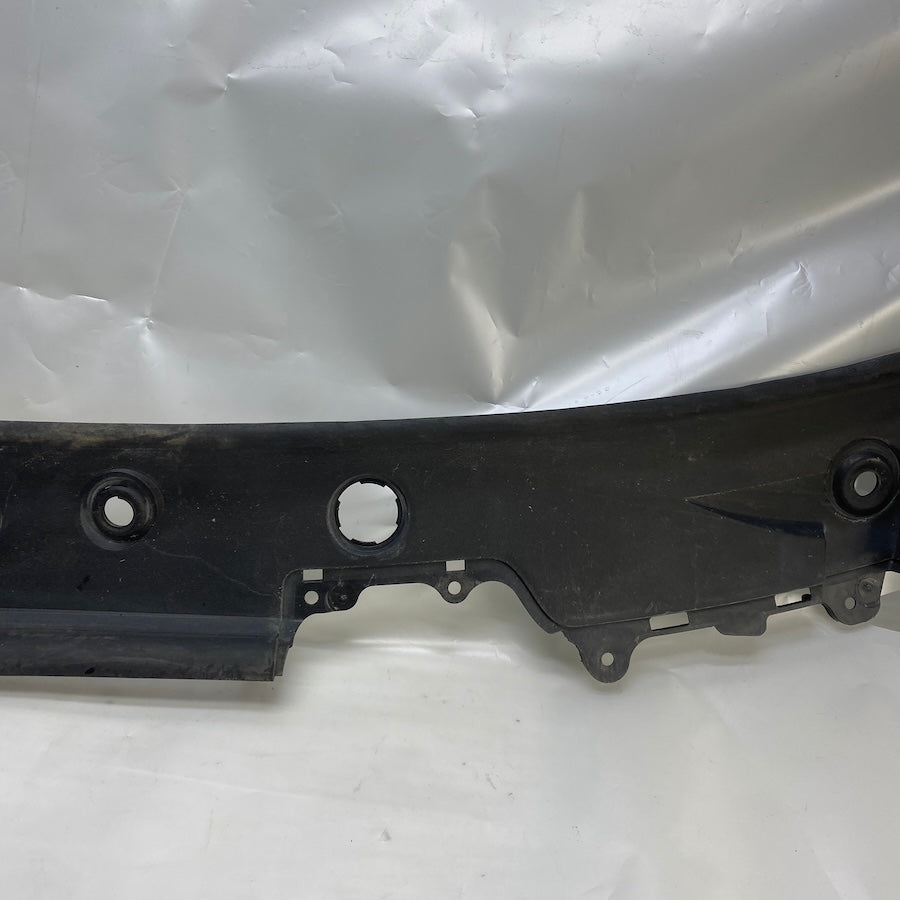 BMW 5 Serisi F07 GT Ön Cam Altı Su Tahliye Paneli 51717199752 Orijinal (2010–2017)