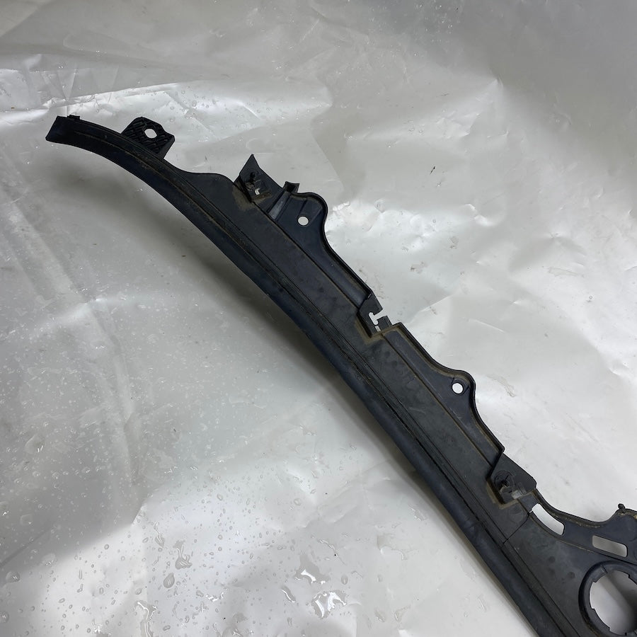 BMW 5 Serisi F07 GT Ön Cam Altı Su Tahliye Paneli 51717199752 Orijinal (2010–2017)