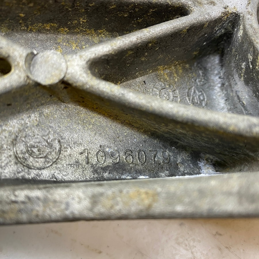 BMW E39 M57 Motor Kulağı Sol 1096079 22111096079