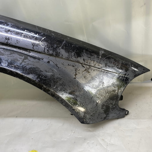 BMW 3 Serisi E46 ön sağ çamurluk – çıkma ve sağlam gövde elemanı.