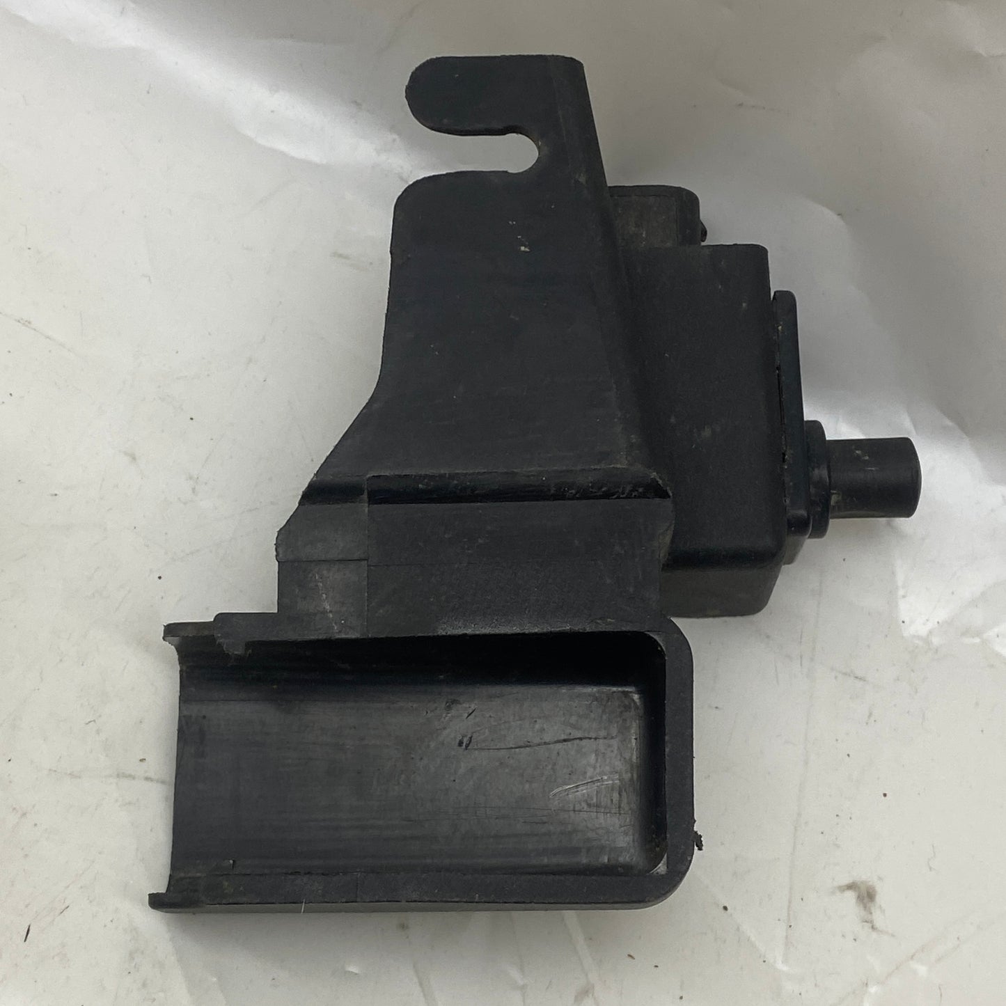 BMW E46/E87/E80/E39/E60/E53 Kaput Alarm Sensörü 8352229
