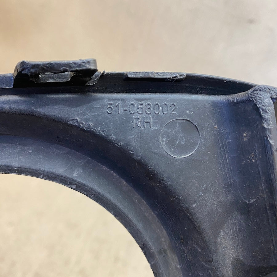 BMW F10 LCI Sis Far Çerçevesi Sağ 51-053002