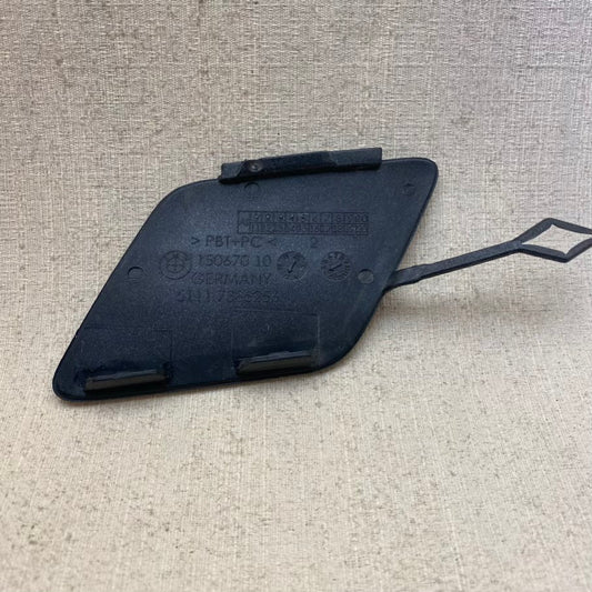 BMW G30 G31 530i Ön Tampon Çeki Demir Kapağı 51117385256