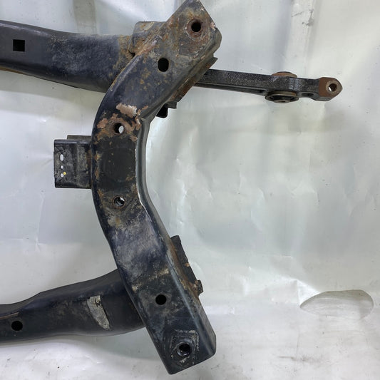 Chrysler 300C çıkma motor beşiği – OEM uyumlu alt taşıyıcı parça.