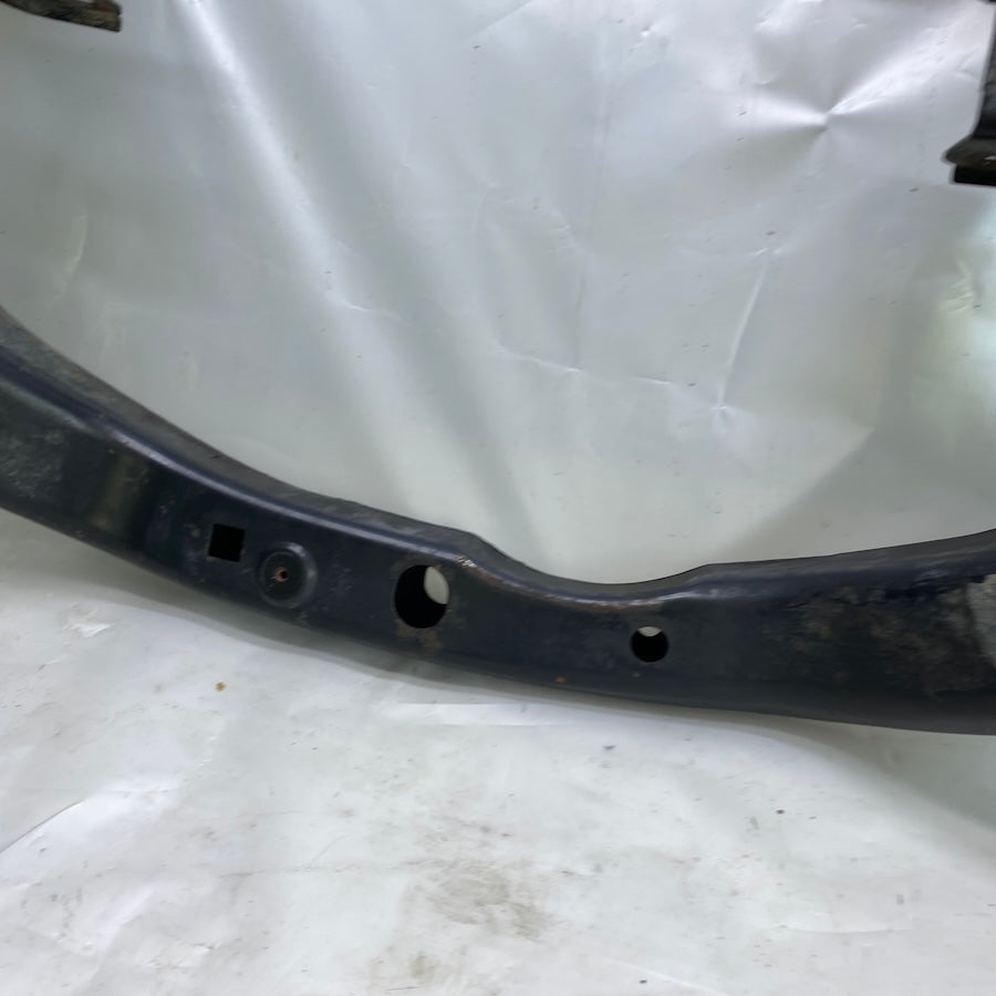 Orijinal çıkma Chrysler 300C travers – motor alt bağlantı parçası.
