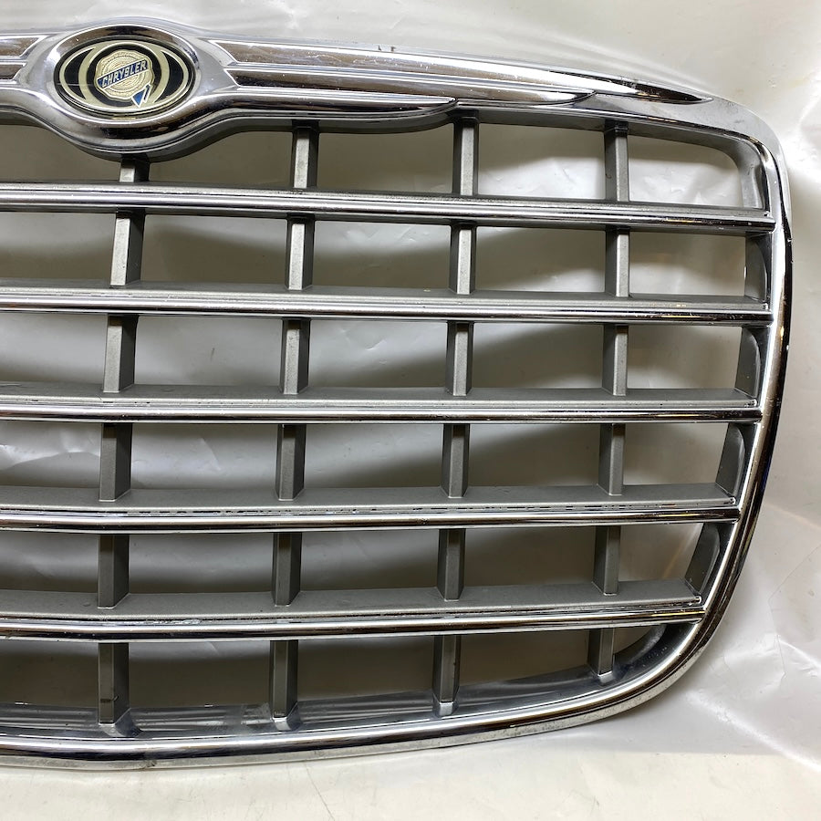 Chrysler 300C Ön Panjur 04805928 05-10 Orijinal Logolu