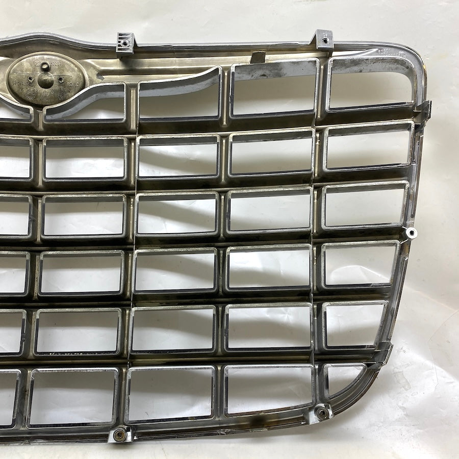 Chrysler 300C Ön Panjur 04805928 05-10 Orijinal Logolu