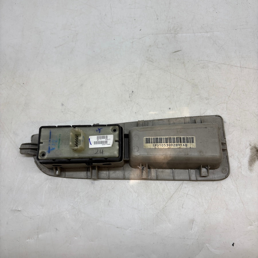 Chrysler 300C Sağ Ön Cam Açma Düğmesi Orijinal 04602786AA 2005-2010