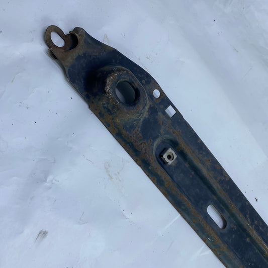 Kullanılmış, sağlam durumdaki Citroen C4 ve Peugeot radyatör alt saçı.