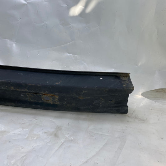 Çıkma Ford Ranger ön tampon demiri – sağlam metal montaj bileşeni.