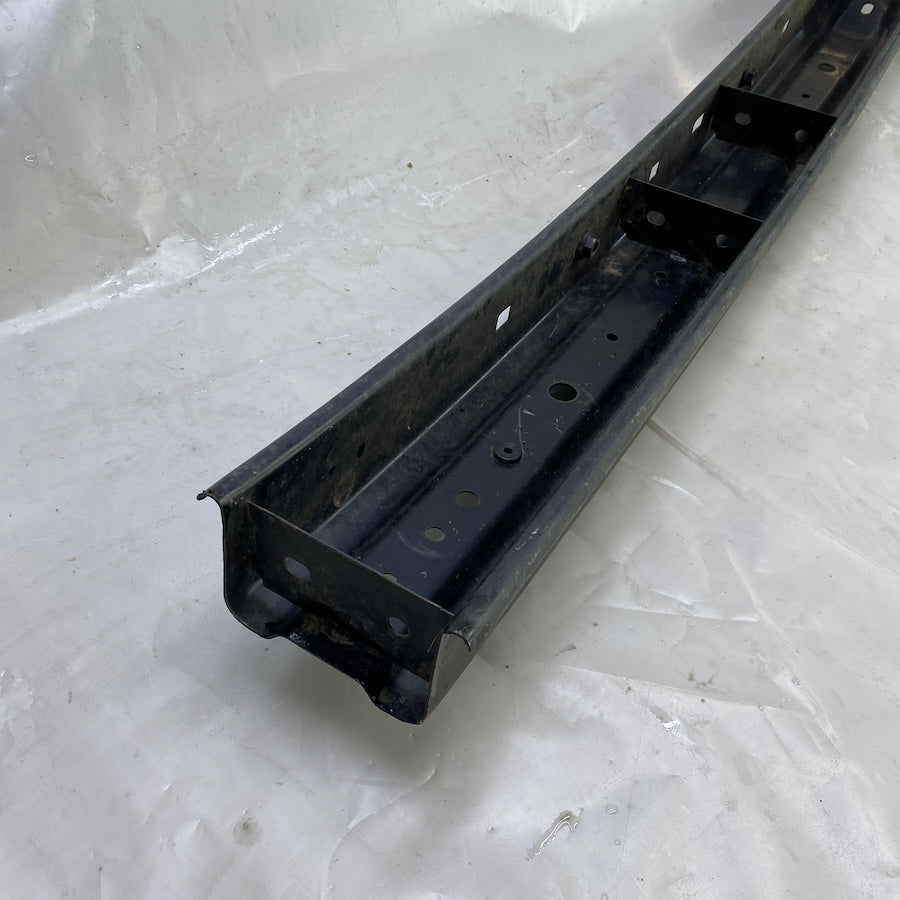 2013-2015 Ford Ranger ön tampon demiri – orijinal çıkma, dayanıklı şasi parçası.