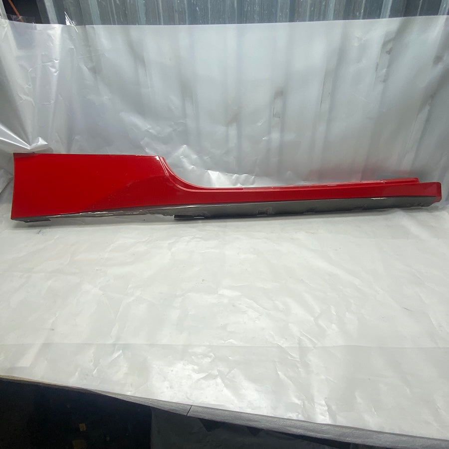 Ferrari 458 Italia Sağ Marşpiyel Kaplaması 81361500 – Genel Görünüm