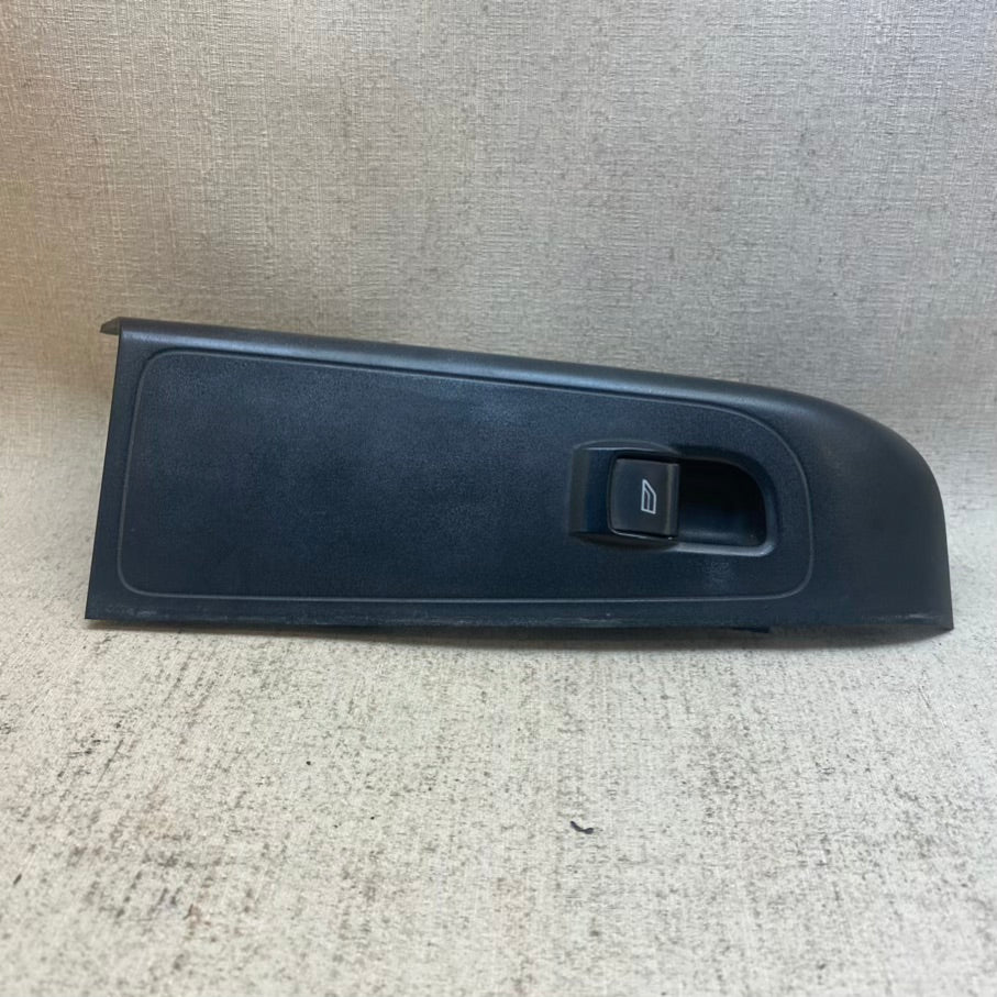 Ford Courier Sağ Cam Düğmesi ve Çerçeve ET76-240A40-B