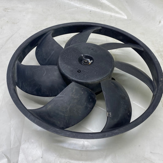 Geniş soketli Ford Fiesta fan pervanesi – çıkma motor soğutma sistemi parçası.