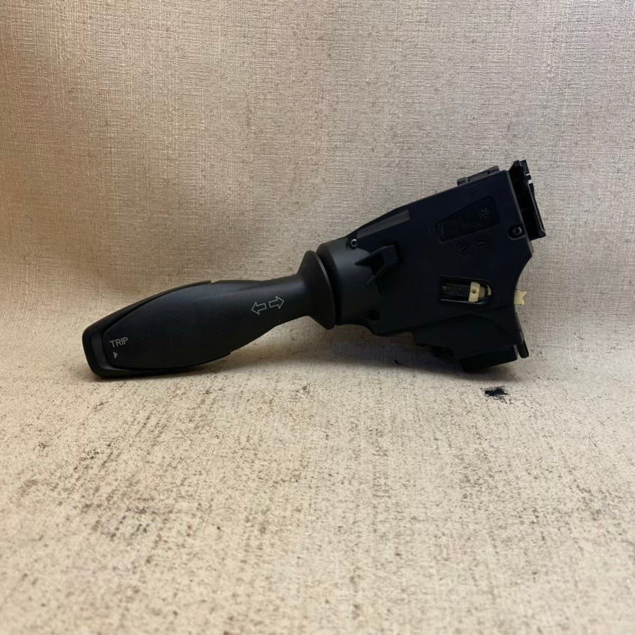 Ford Fiesta Sinyal Kolu 8a6t-13335-bb