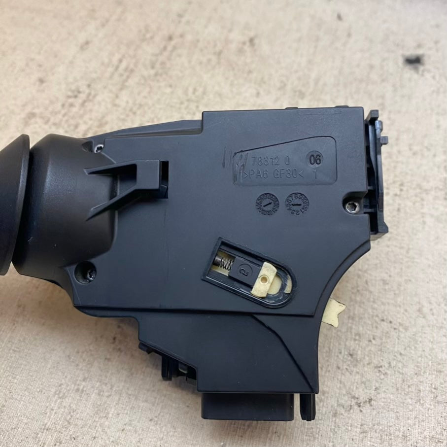 Ford Fiesta Sinyal Kolu 8a6t-13335-bb