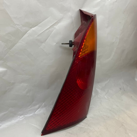 Ford Focus 1 SW Sol Stop Lambası (Köşesi Kırık) Orijinal