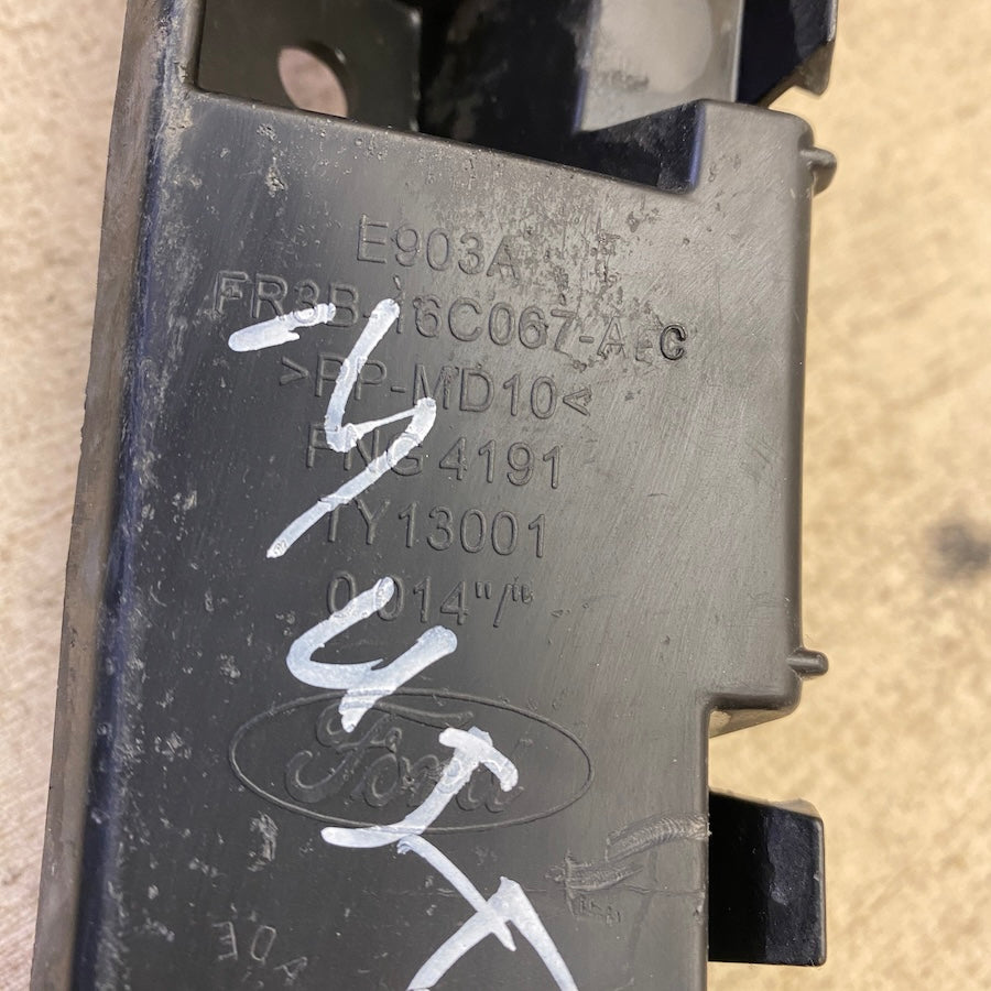 Ford Mustang Ön Alt Çamurluk Braketi FR3B-16C067-A