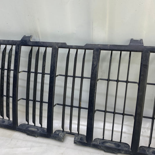 6730-0010 kodlu Jeep Liberty Sport iç panjur ızgarası – çıkma OEM parça.