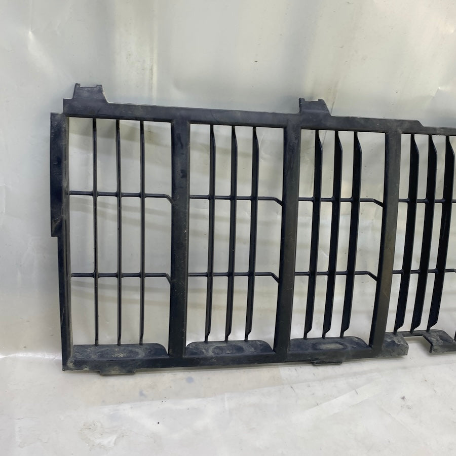 Orijinal çıkma Jeep Liberty Sport panjur ızgarası – sağlam plastik ön panel elemanı.