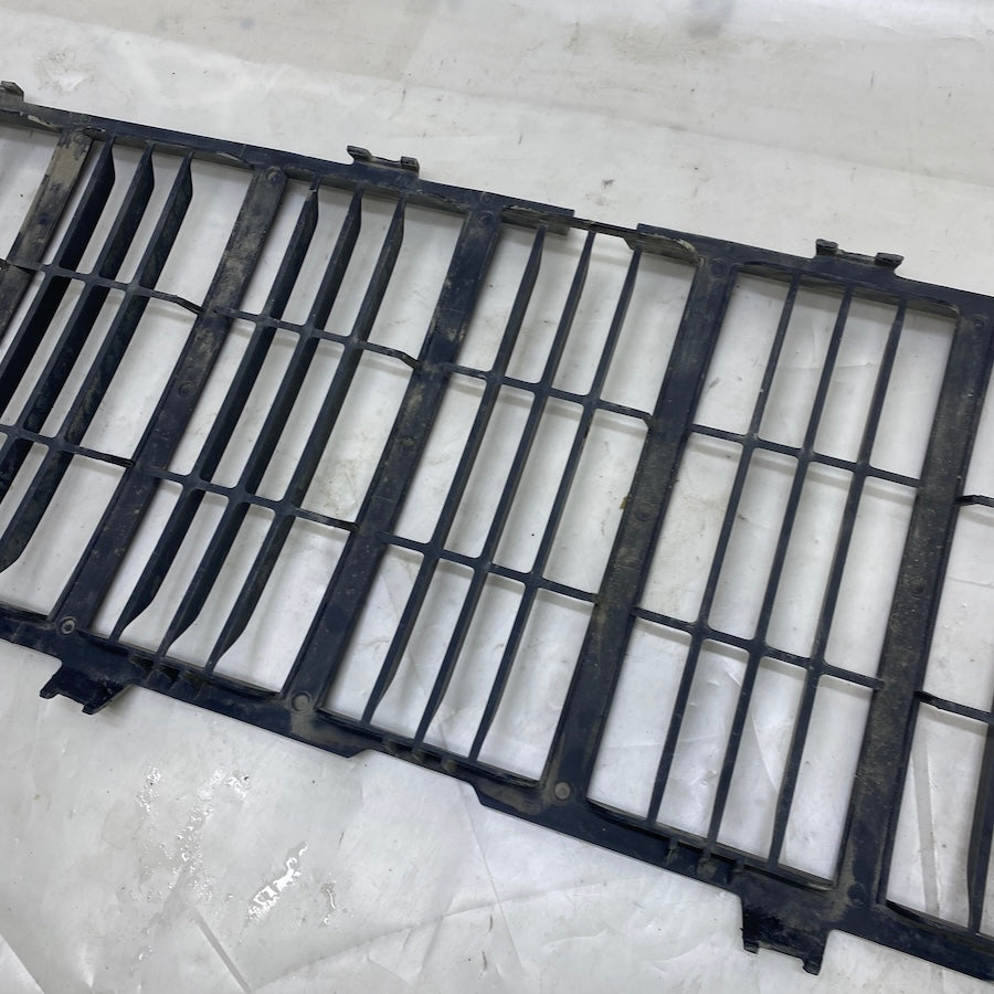 Jeep Liberty ön panjur iç ızgara – çıkma OEM ızgara bileşeni, 2005-2007 uyumlu.