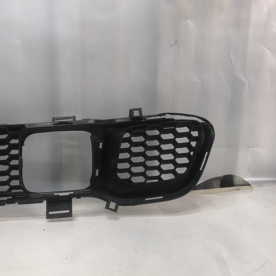 Jeep Cherokee Ön Tampon Orta Izgara Radarlı 68203217AA - En Uygun Oto Parça