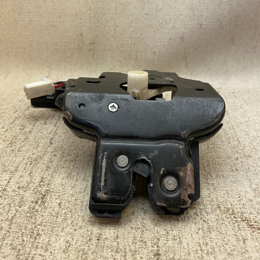 MAZDA 3 Bagaj Kilidi B33D-56-820
