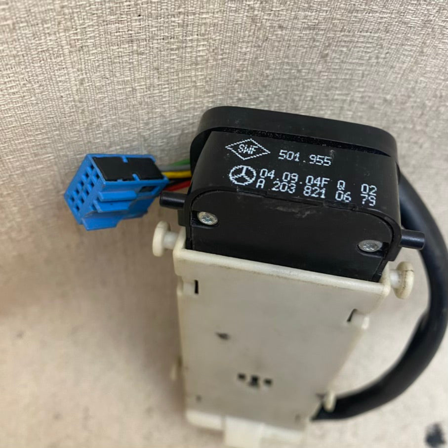 MERCEDES W203 Cam Açma Düğmesi A2038210679