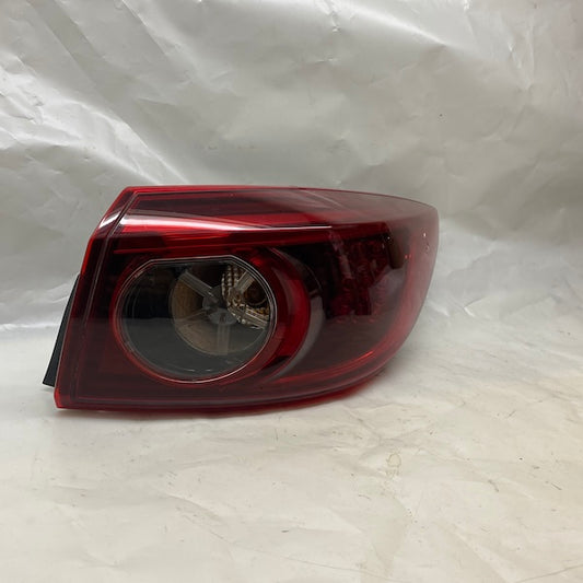 Mazda 3 Sedan Sağ Dış Stop Lambası (Çatlak Mevcut) Orijinal