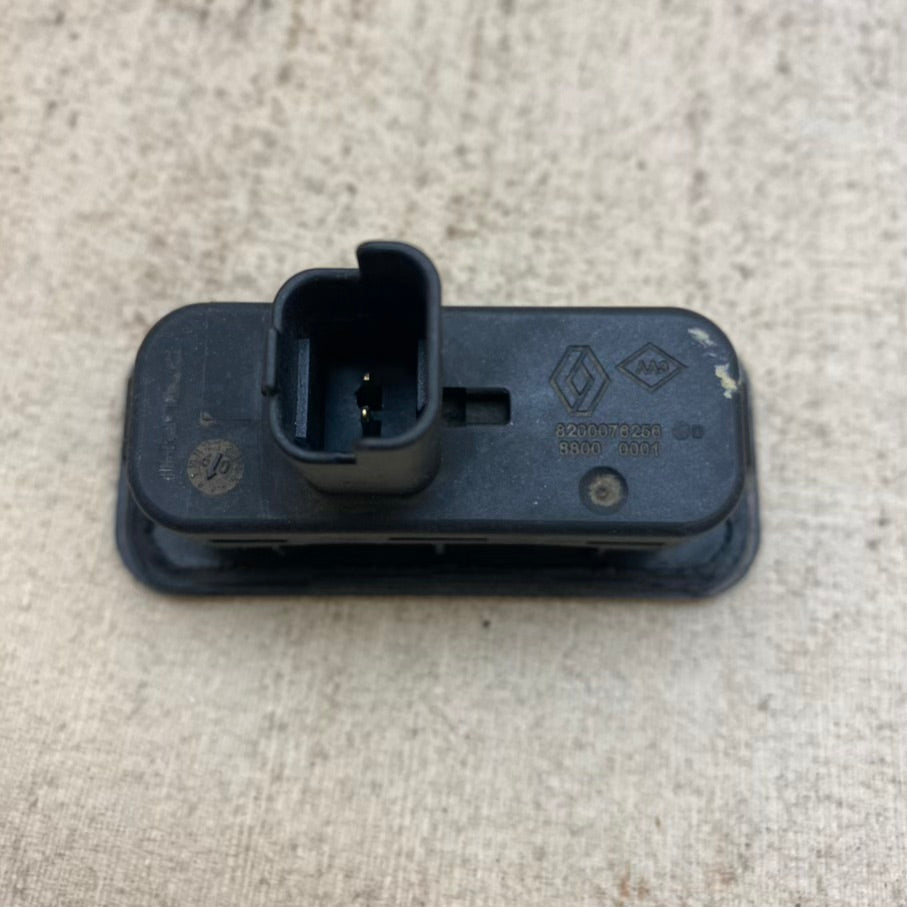 Megane 2 Bagaj Kapak Açma Butonu Düğmesi 8200076256