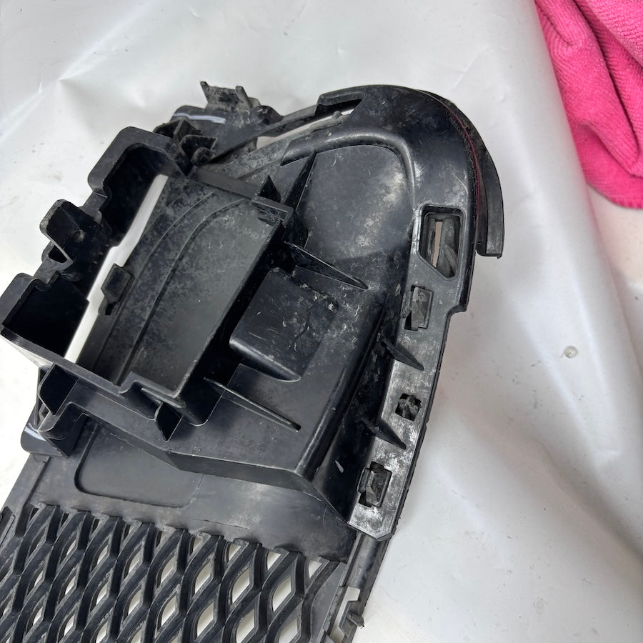 Mercedes W177 A180 Ön Panjur 15361264