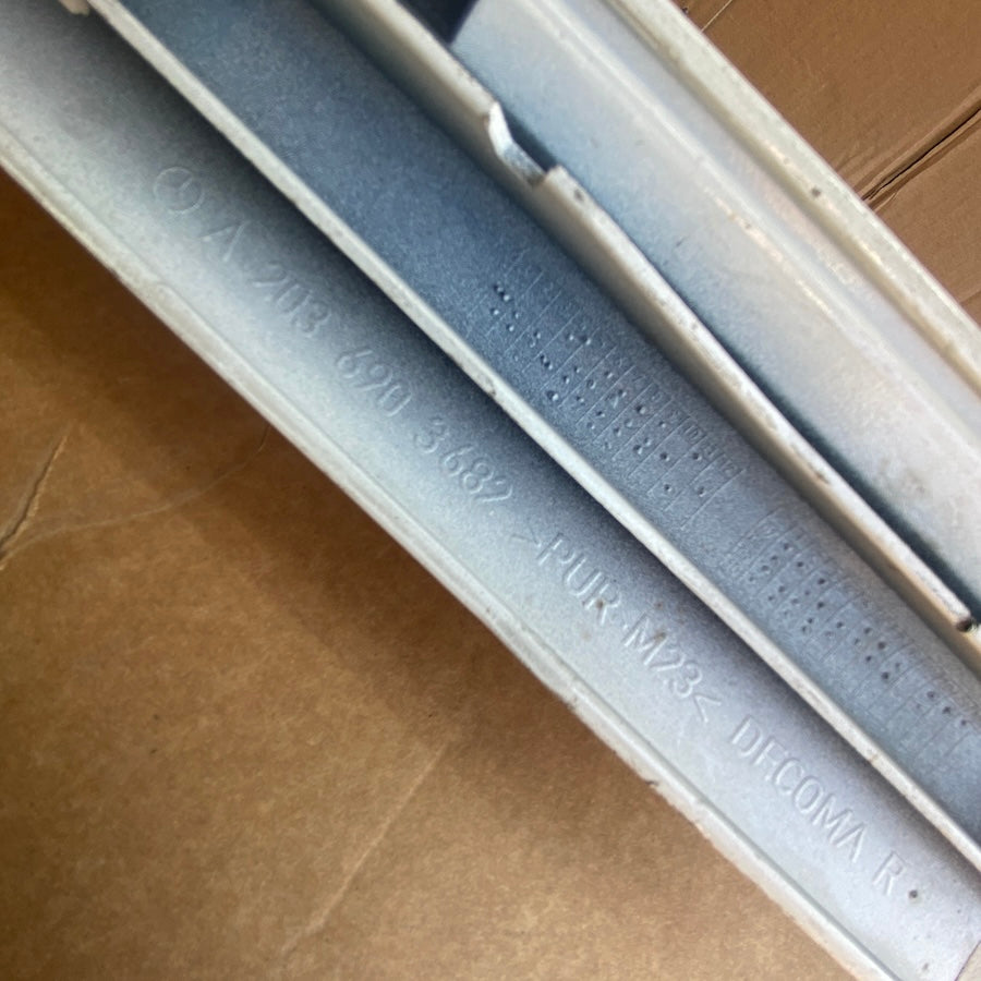 Mercedes CLA W203 Ön Sağ Kapı Çıtası A203 690 3682