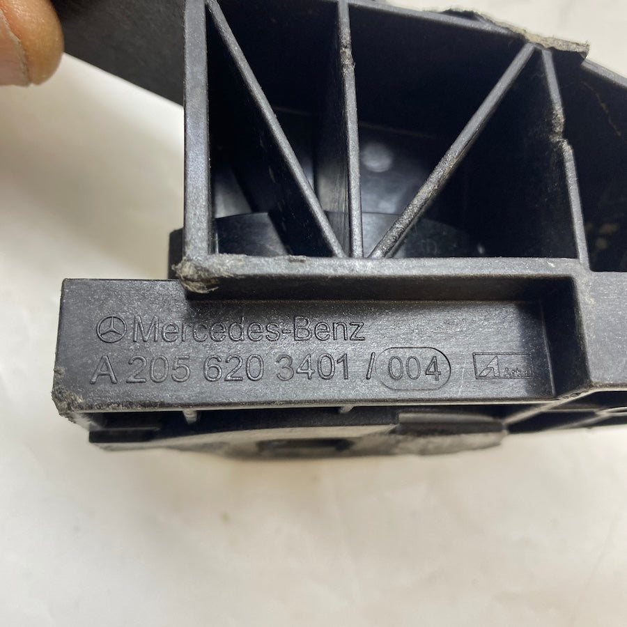 Mercedes C W205 Far Alt Braketi A205 620 3501