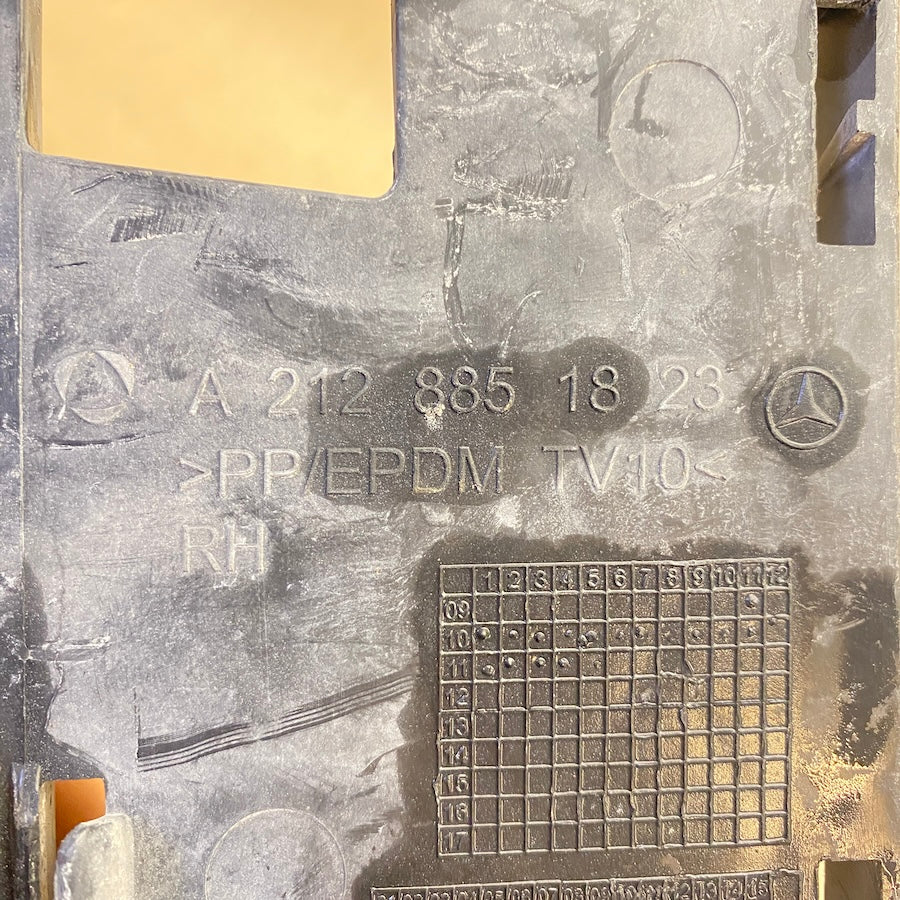 Mercedes E W212 Sis Far Çerçevesi A2128851823