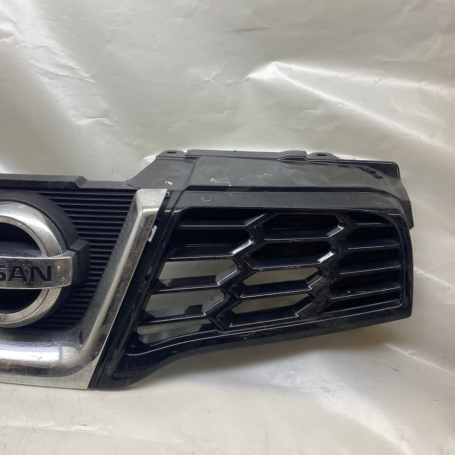 NISSAN Qashqai Ön Panjur Orjinal